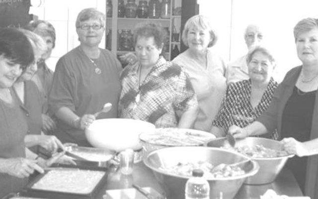 Vroue aan die werk vir fondsinsameling